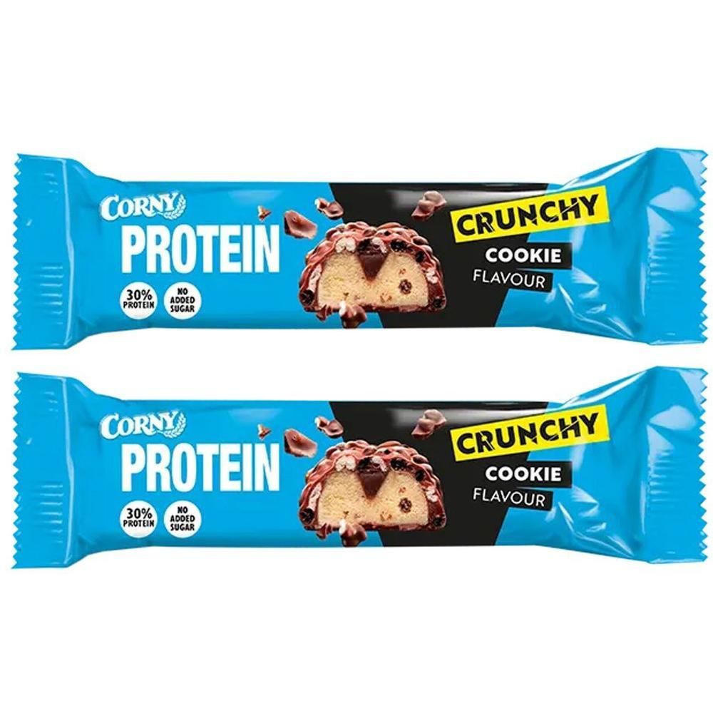 Zwei Corny Protein Crunchy Cookie Riegel. Blaue Verpackung mit Produktbild und Schriftzug. Enthält 30% Protein, ohne Zuckerzusatz.