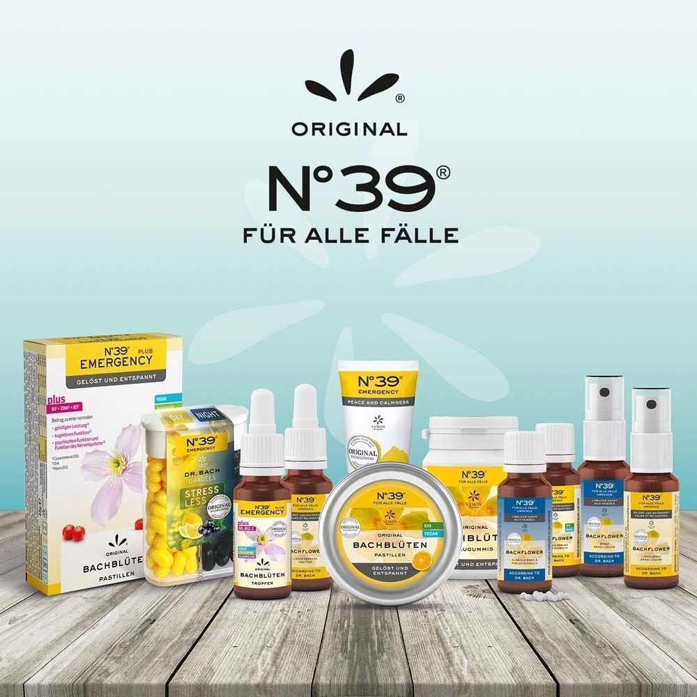 Produktreihe auf Holz. Verschiedene Flaschen, Cremes und Tabletten. Gelb-weißes Design. Aufschrift: Original N°39 Für alle Fälle.