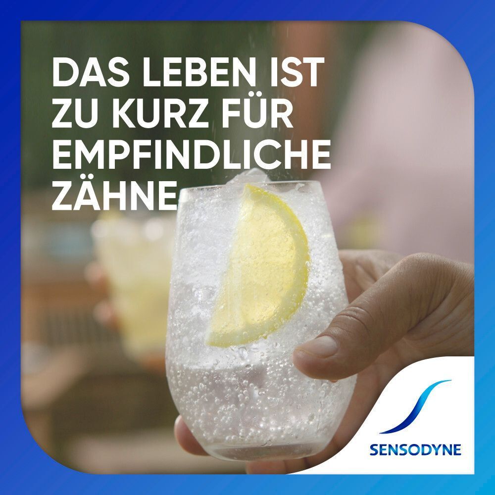 Glas mit Eiswürfeln und Zitrone. Text: DAS LEBEN IST ZU KURZ FÜR EMPFINDLICHE ZÄHNE. Logo SENSODYNE.