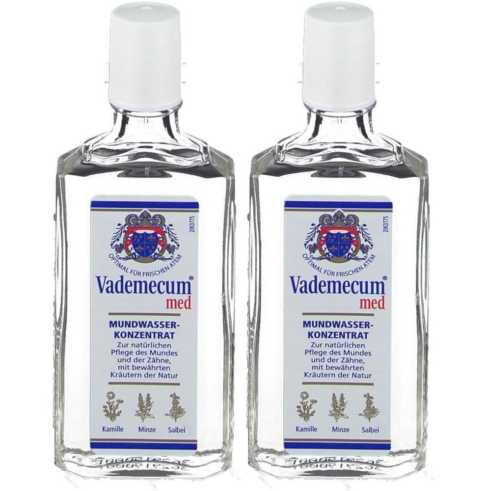 Zwei Flaschen Mundwasser-Konzentrat. Klare Flüssigkeit in rechteckigen Glasflaschen mit weißen Verschlüssen. Etikett mit Logo und Text.