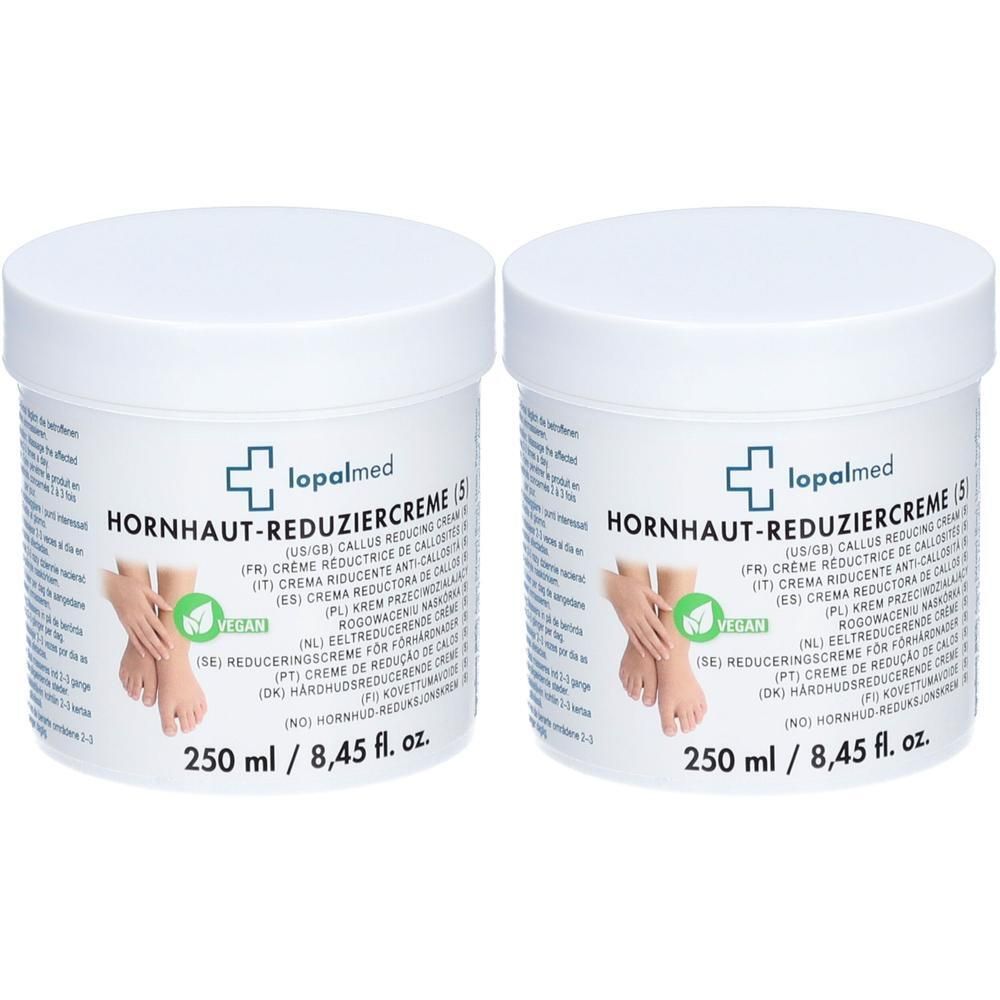 Zwei weiße Tiegel mit Deckel. Aufschrift: Hornhaut-Reduziercreme. Logo: grünes Vegan-Siegel. Text in mehreren Sprachen. 250 ml / 8,45 fl. oz.
