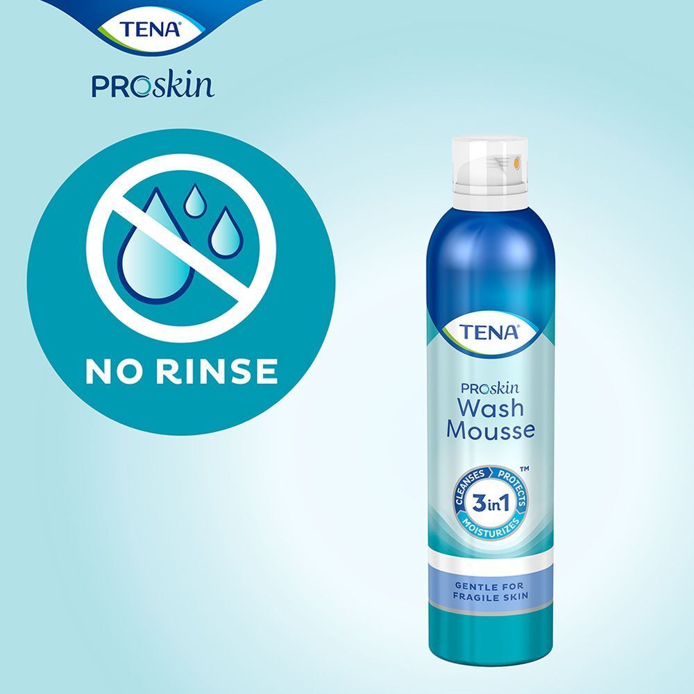 Blaue Sprühflasche. Aufschrift: TENA ProSkin Wash Mousse 3in1. Sanft für empfindliche Haut. Kein Abspülen. Mit Sprühkopf.