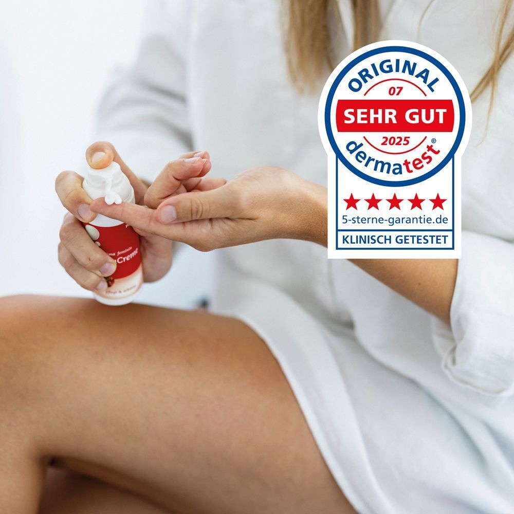 Hand betätigt Pumpspender delima feminin IntimCreme. Siegel 'sehr gut' von dermatest.