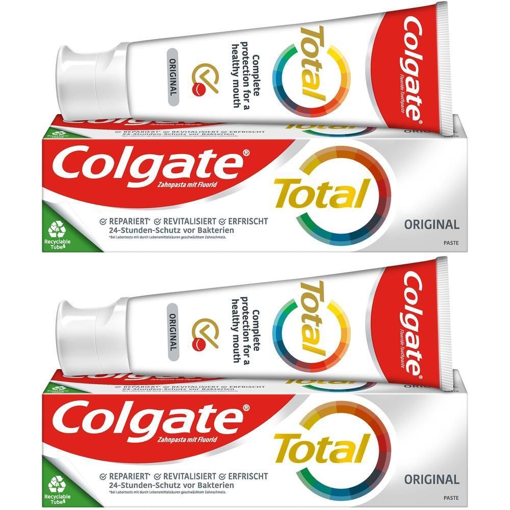 Zwei Tuben Zahnpasta und zwei Kartons. Aufschrift: Colgate Total Original. Original Paste. Verpackung mit Recycling-Symbol.