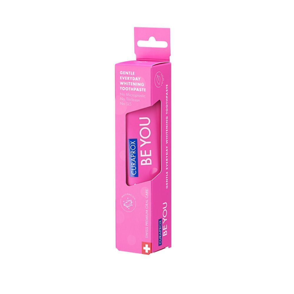Pinkfarbene Zahnpasta-Tube in einer pinkfarbenen Verpackung. Aufschrift: BE YOU und CURAPROX. Gentle Everyday Whitening Toothpaste.