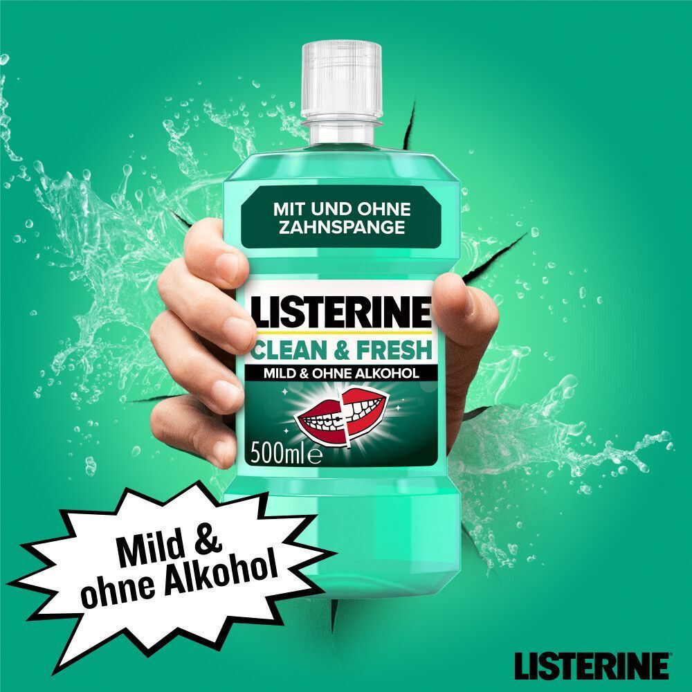 Hand hält eine Flasche LISTERINE® Clean & Fresh. Flasche mit grüner Flüssigkeit, weißem Deckel. Aufschrift: Clean & Fresh, 500ml. Text: Mild & ohne Alkohol.