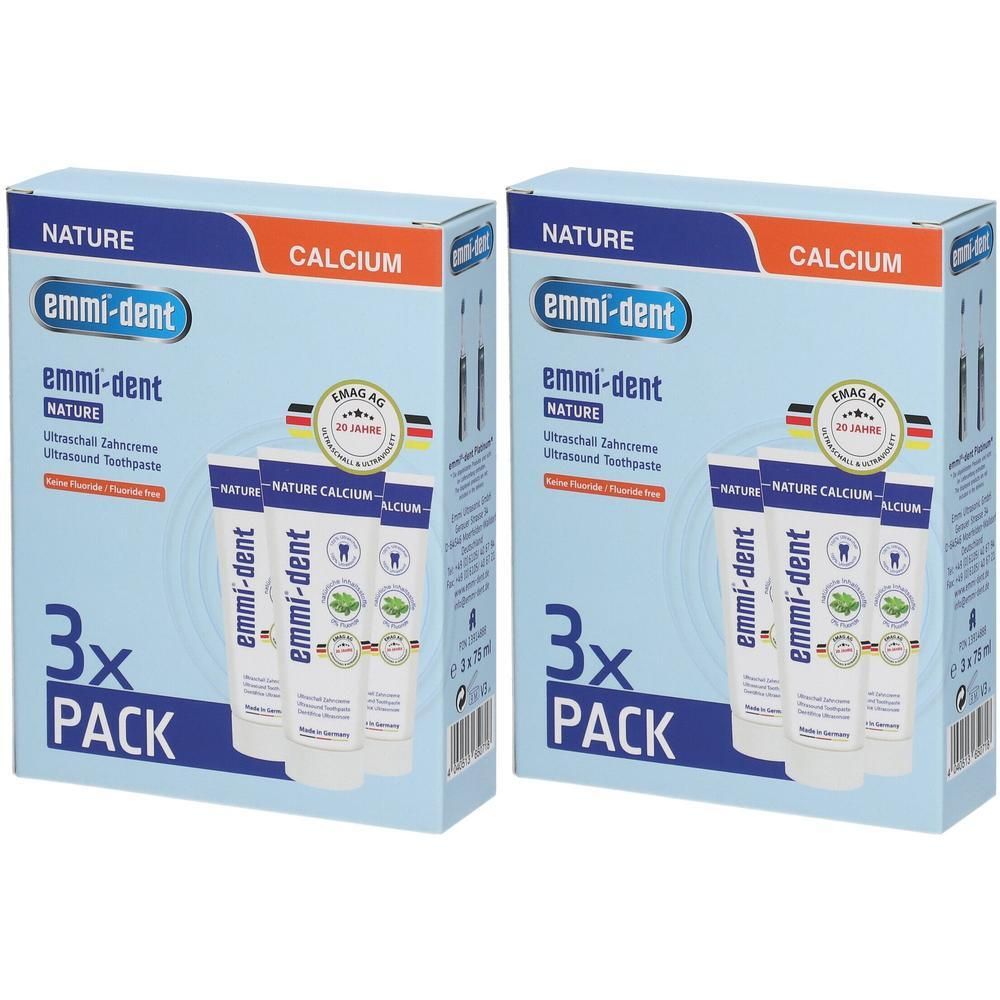 Zwei Produktverpackungen mit Zahnpasta-Tuben. Aufschrift: emmi-dent NATURE CALCIUM. 3er Pack. Mit Zertifizierungslogo.