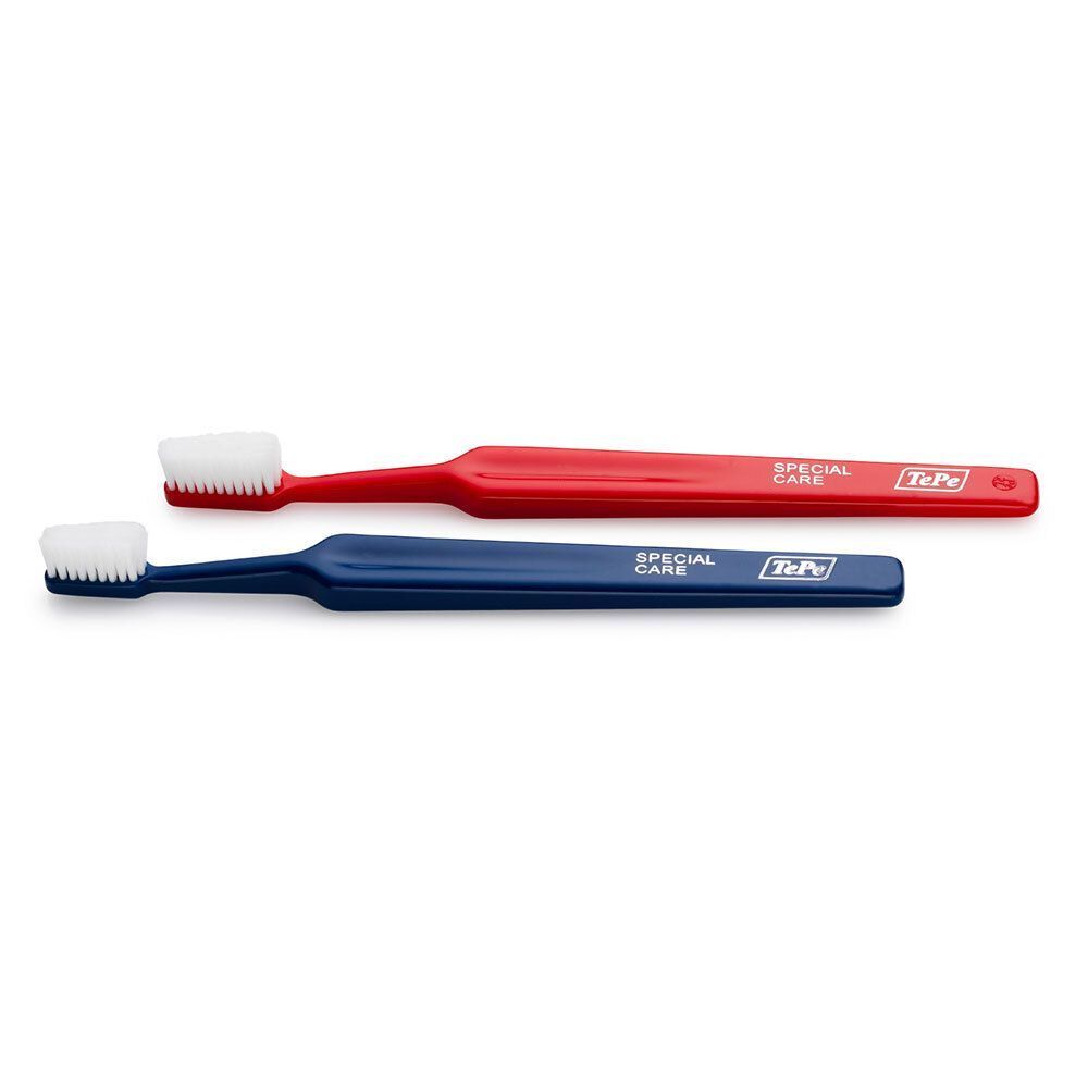Zwei Zahnbürsten. Roter und blauer Griff, weißer Bürstenkopf. Text: SPECIAL CARE, TePe.