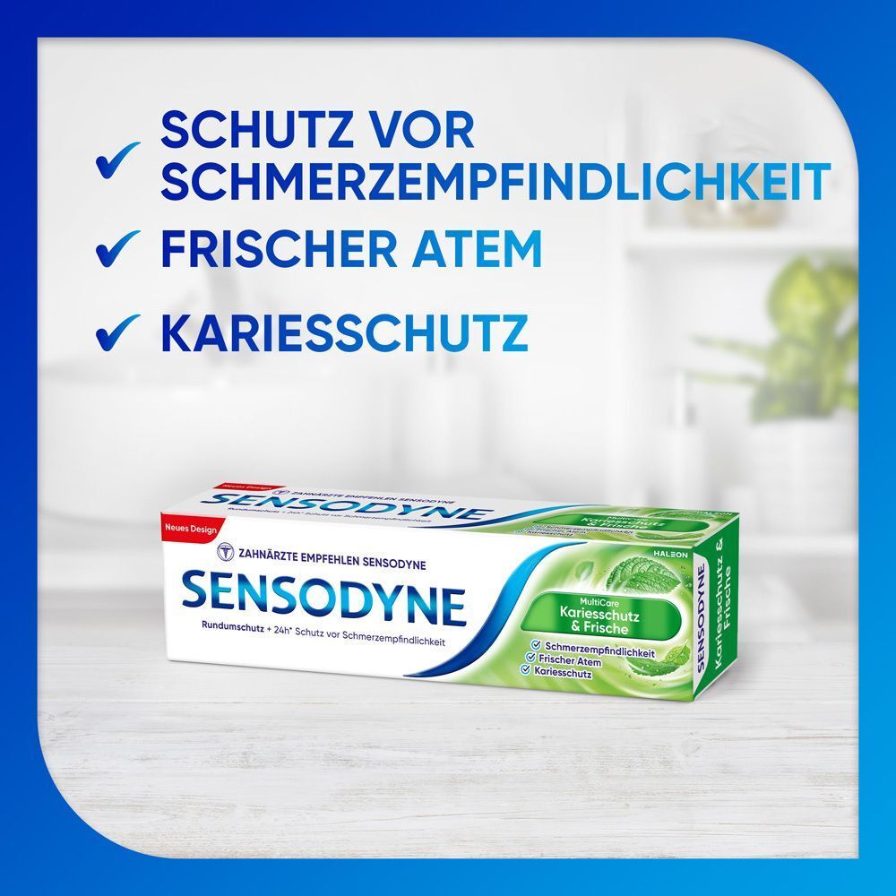 Sensodyne MultiCare Zahnpasta. Weiß-blaue Verpackung mit grünen Akzenten. Text: Sensodyne, Kariesschutz & Frische. Hintergrund: blau.