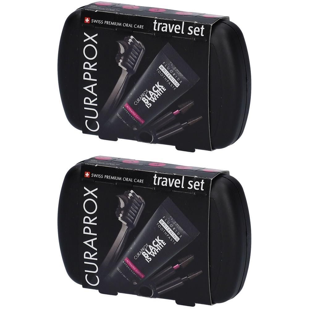 Zwei schwarze Reise-Sets. Jedes Set enthält eine Zahnbürste, Zahnpasta und Zubehör. Auf der Verpackung steht "CURAPROX".