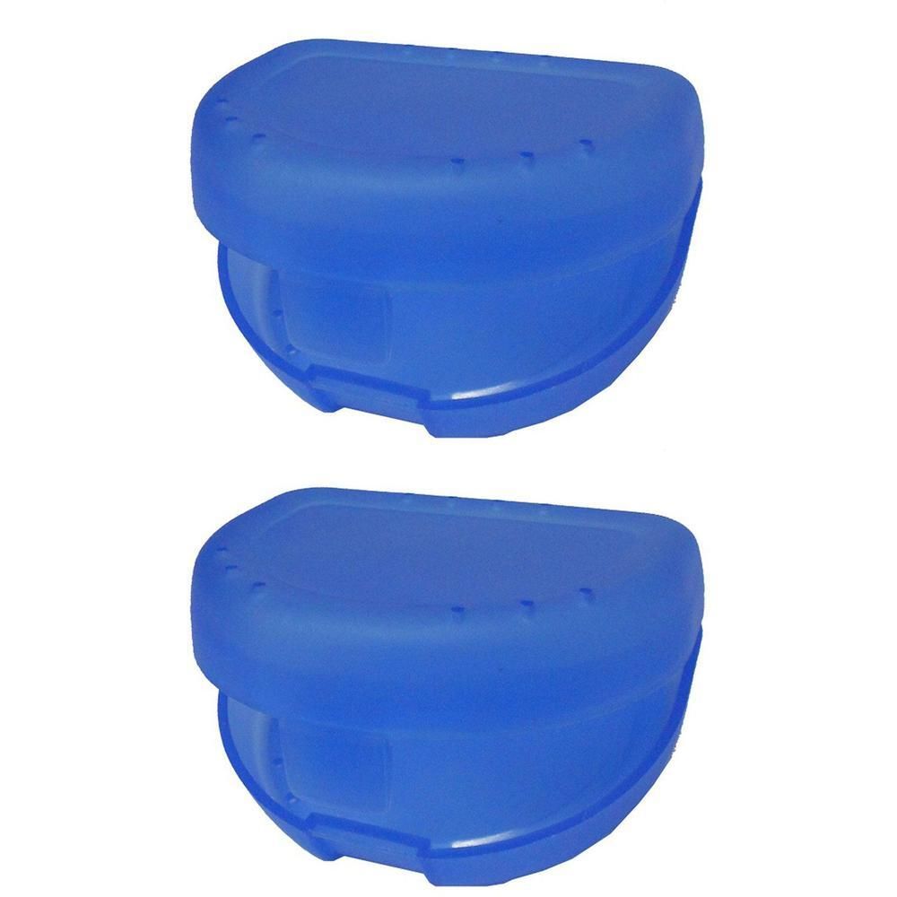Zwei hellblaue, transparente Zahnspangenboxen. Ovale Form mit Deckel und Aussparung.