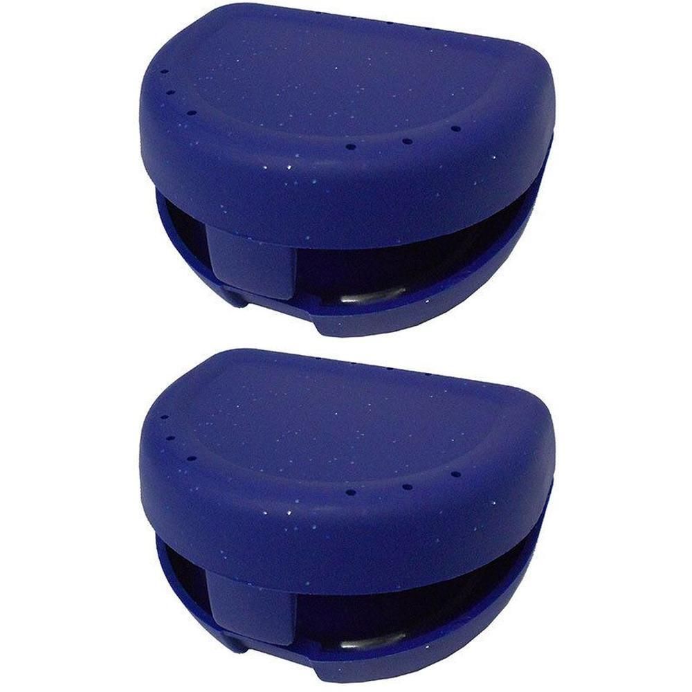 Zwei dunkelblaue Zahnspangenboxen. Jede Box hat eine ovale Form mit einem Deckel und einem Unterteil. Kleine Löcher sind auf dem Deckel sichtbar.