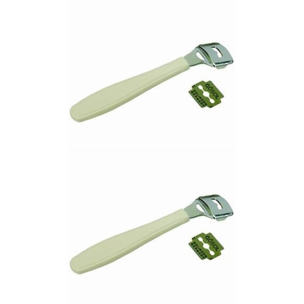Zwei Hornhautraspler mit cremefarbenen Griffen und Ersatzklingen. Die Klingen sind grün und tragen eine Beschriftung.