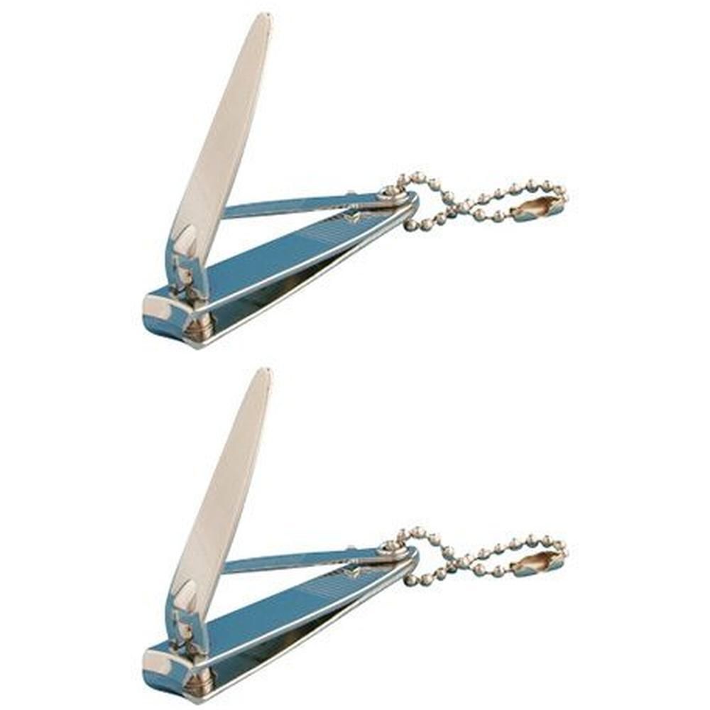 Zwei Nagelknipser aus Metall mit Kette. Die Klingen sind geöffnet. Die Form ist länglich mit abgerundeten Ecken.