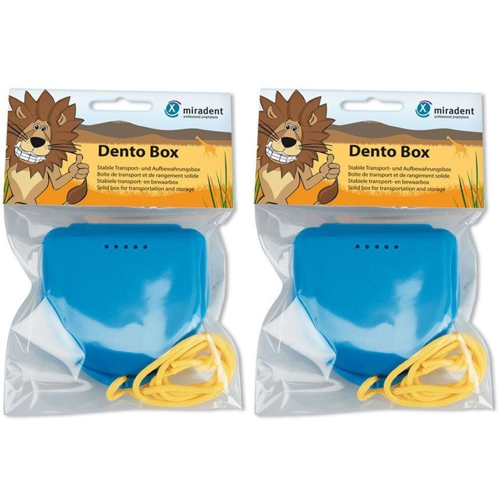 Zwei blaue Dento Boxen in Plastikverpackung. Aufdruck "Dento Box" und Logo. Gelbe Schnur. Verpackung mit Löwen-Illustration.