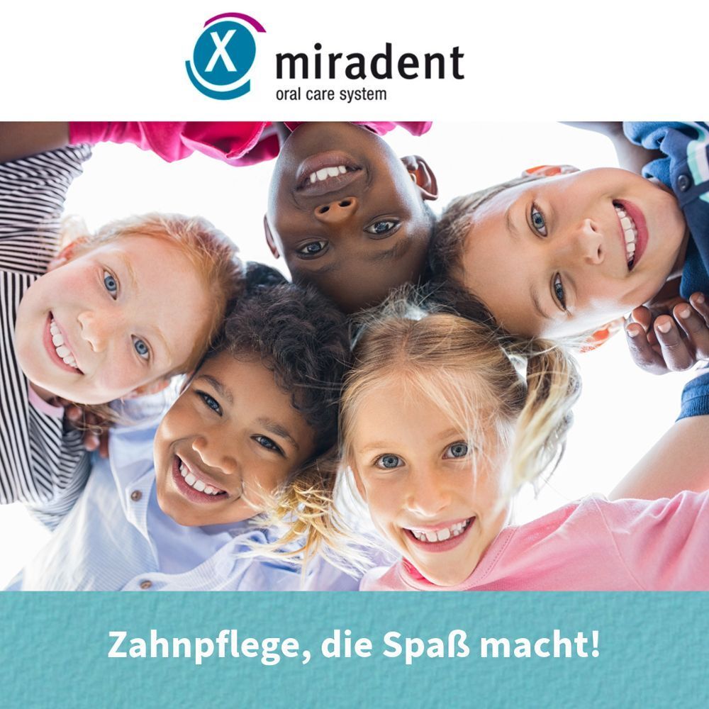 Kinder lächeln in die Kamera. Logo: miradent oral care system. Text: Zahnpflege, die Spaß macht!