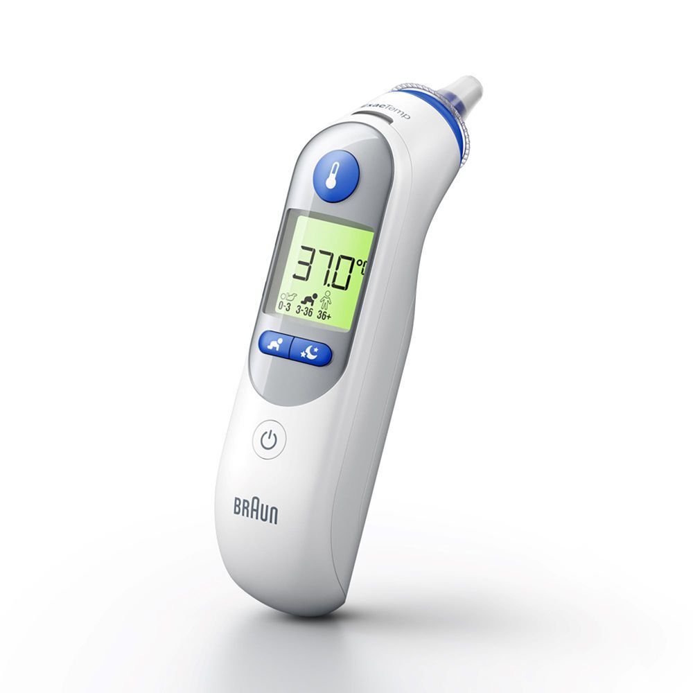 Braun ThermoScan 7+ Ohrthermometer. Weißes Gerät mit blauem Knopf und Display. Zeigt Temperatur an.