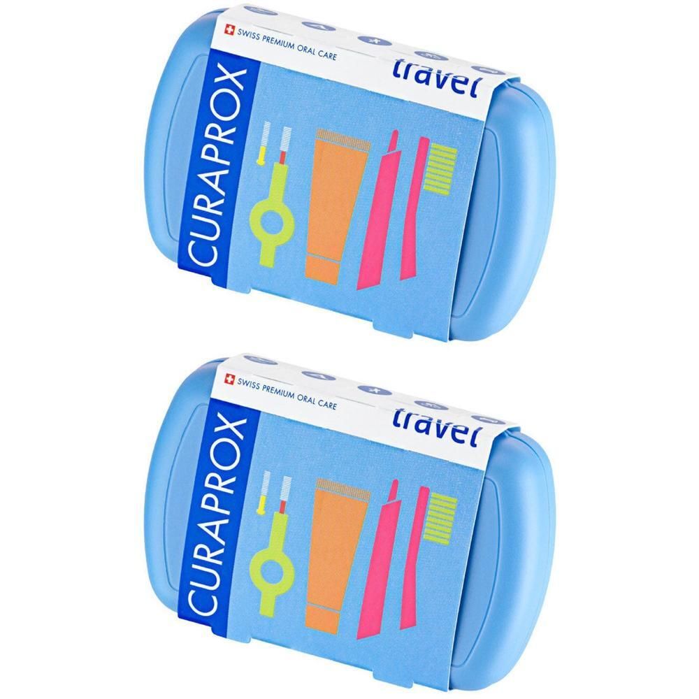 Zwei blaue Reiseetuis mit CURAPROX-Logo. Aufkleber mit Produktabbildungen: Zahnbürste, Zahnpasta, Interdentalbürste.