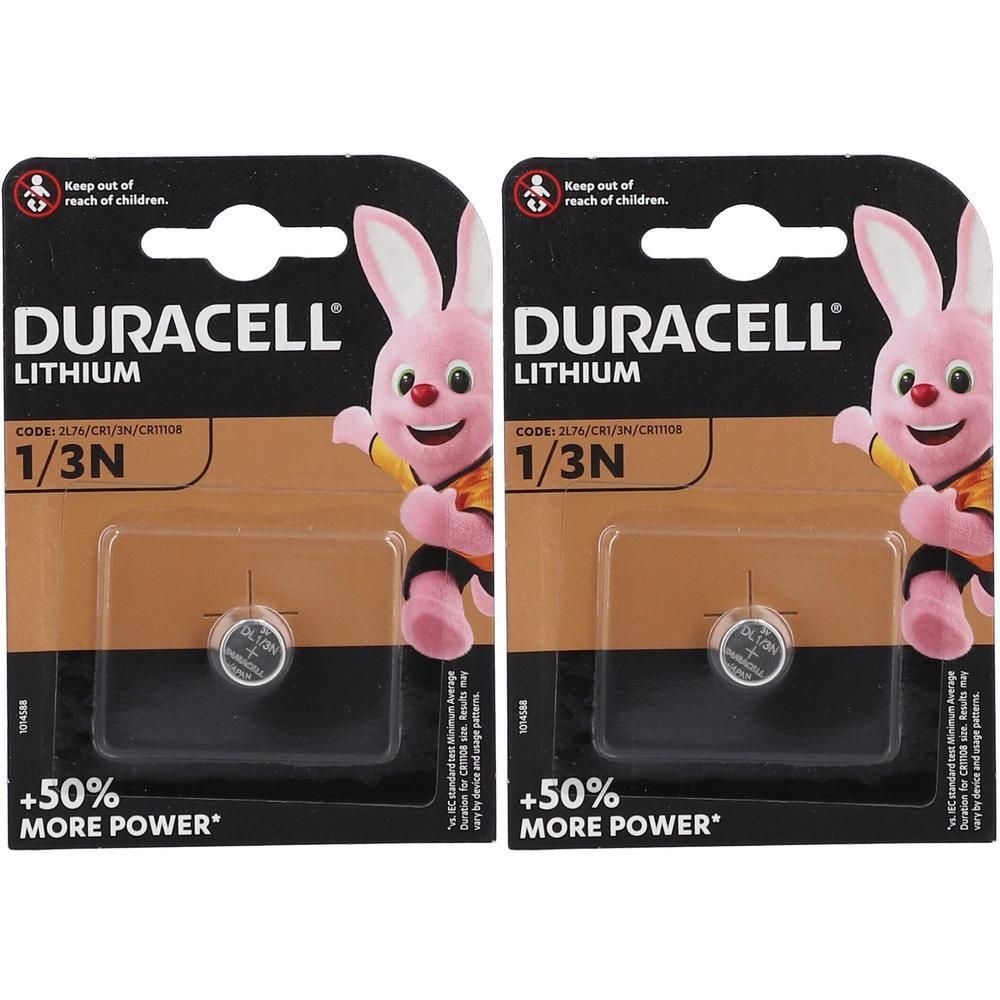 Zwei Batterien in Blisterverpackung. Marke Duracell Lithium, Typ 1/3N. Aufschrift: +50% More Power. Mit einem rosa Hasen-Cartoon.