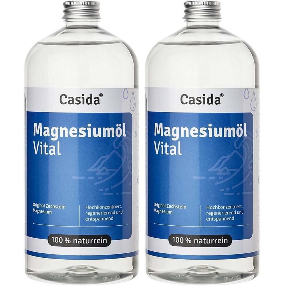 Zwei Flaschen Magnesiumöl Vital. Blaue Etiketten mit Produktinformationen. Klare Flüssigkeit in Glasflaschen.