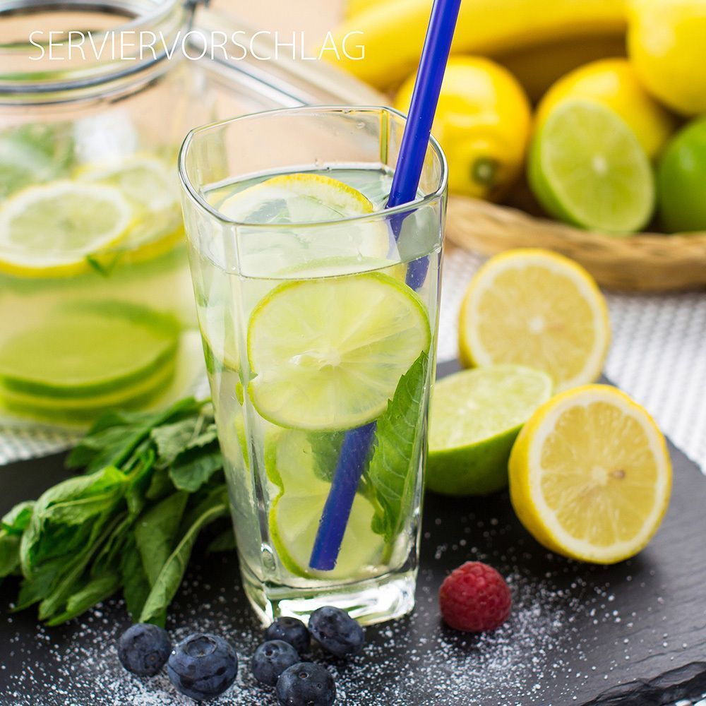 Glas mit Getränk, Limettenscheiben, Minze und Blaubeeren. Blaue Trinkhalm. Servierbeispiel.