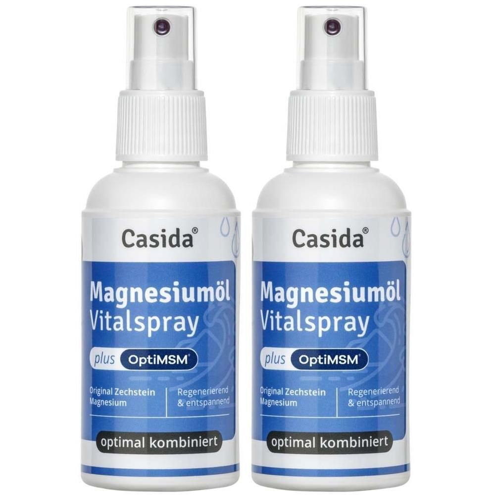Zwei weiße Sprühflaschen mit blauem Etikett. Aufschrift: Magnesiumöl Vitalspray plus OptiMSM. Marke: Casida.
