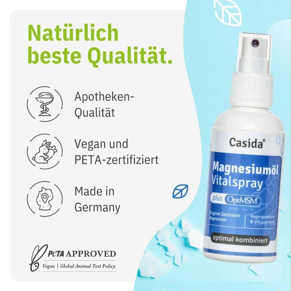 Eine weiße Sprühflasche mit blauem Etikett. Aufschrift: Magnesiumöl Vitalspray plus OptiMSM. Marke: Casida. PETA-Zertifizierung.