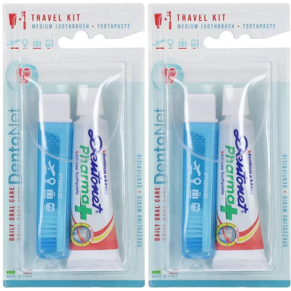 Zwei Zahnputz-Reisesets. Jedes Set enthält eine blaue Zahnbürste, eine Tube Zahnpasta und ist in einer transparenten Verpackung verpackt.