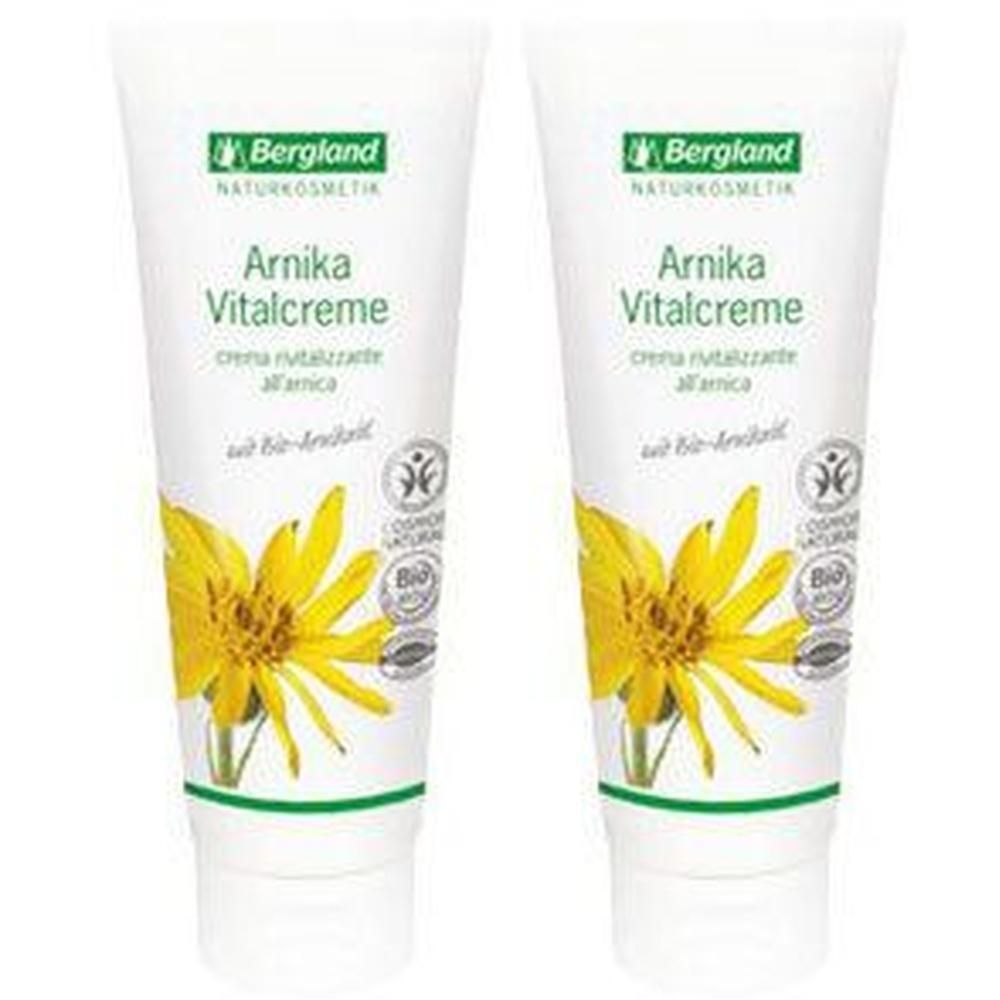 Zwei Tuben Creme mit floralem Design. Aufschrift: Arnika Vitalcreme, Bergland Naturkosmetik. Mit Bio-Arnika. COSMOS NATURAL.