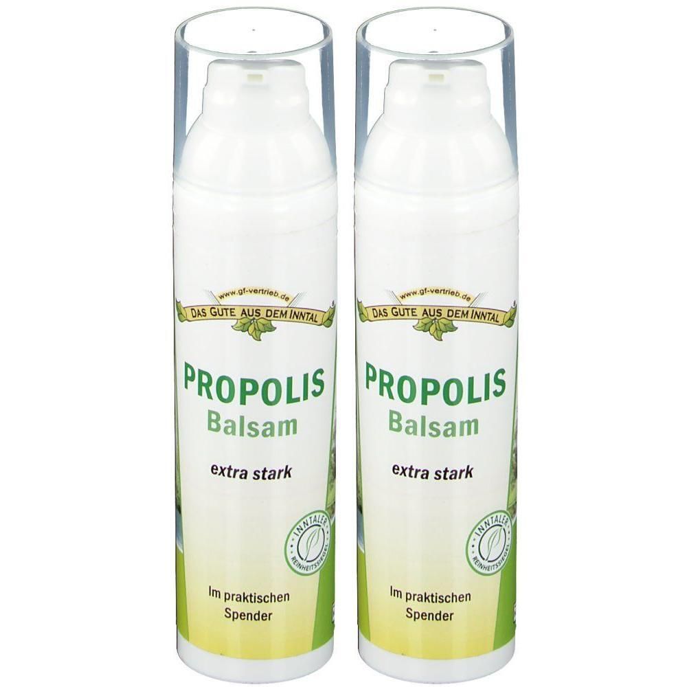 Zwei weiße Spenderflaschen mit transparenten Deckeln. Aufschrift: PROPOLIS Balsam extra stark. Grünes Etikett.
