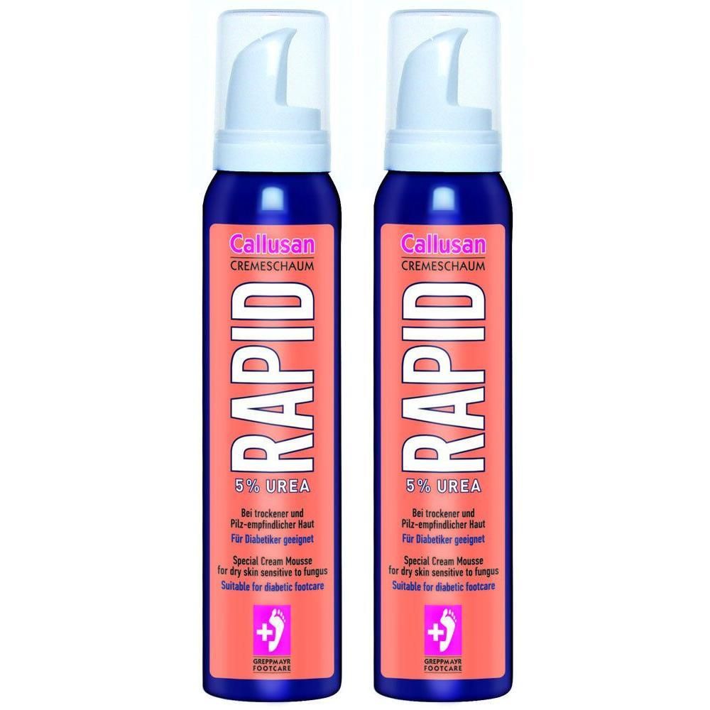 Zwei blaue Sprühflaschen mit weißem Pumpkopf. Aufschrift RAPID 5% UREA und Callusan. Orangefarbener Hintergrund mit Text. Geeignet für Diabetiker.