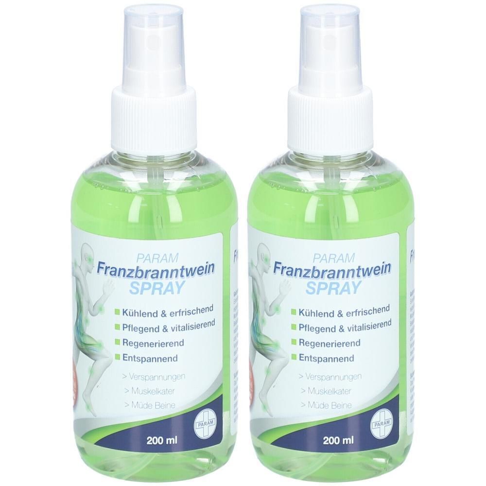 Zwei Flaschen Franzbranntwein Spray. Weiße Sprühköpfe auf transparenten Flaschen mit grüner Flüssigkeit. Etikett mit Produktnamen und Inhaltsangaben.
