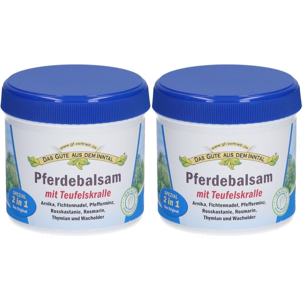 Zwei weiße Tiegel mit blauem Deckel. Aufschrift: Pferdebalsam mit Teufelskralle. Enthält Arnika, Rosmarin und weitere Kräuter. 2 in 1.