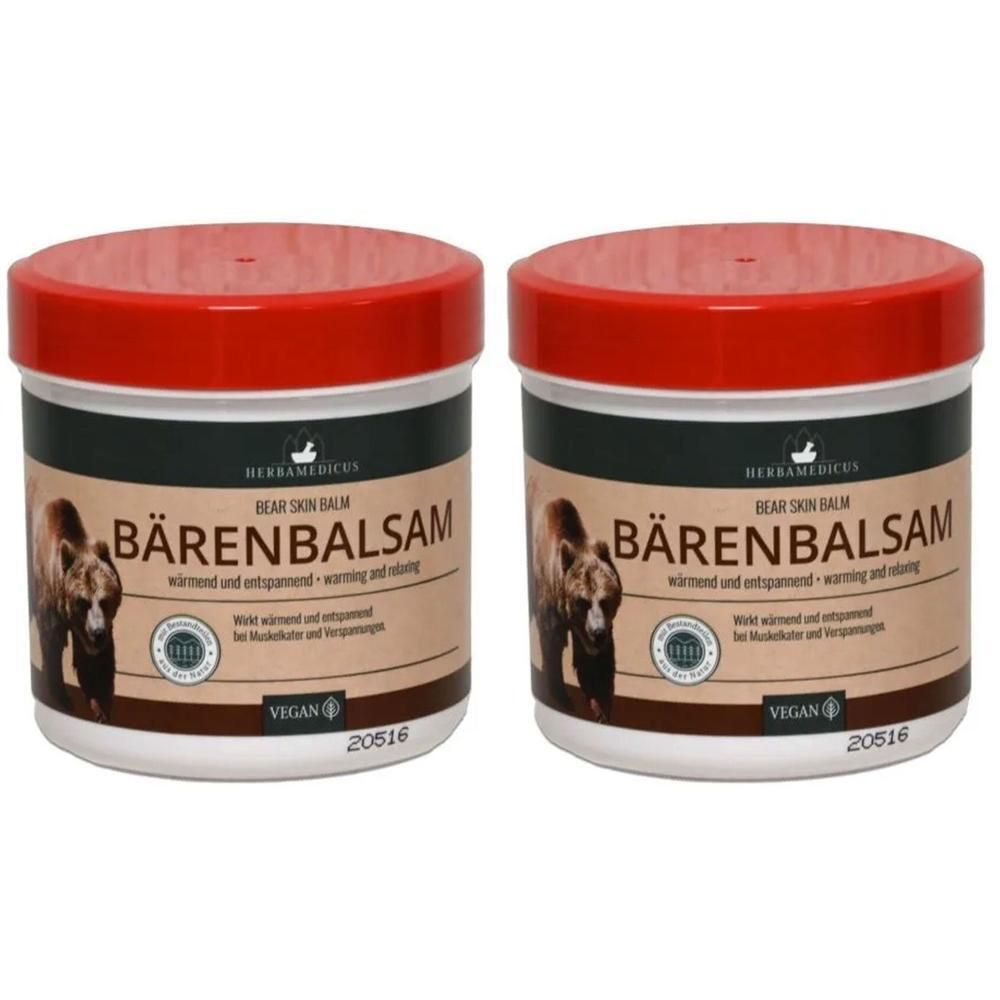 Zwei runde Tiegel mit rotem Deckel. Auf den Etiketten steht "Bärenbalsam". Darunter ein Bär. Vegan-Siegel.