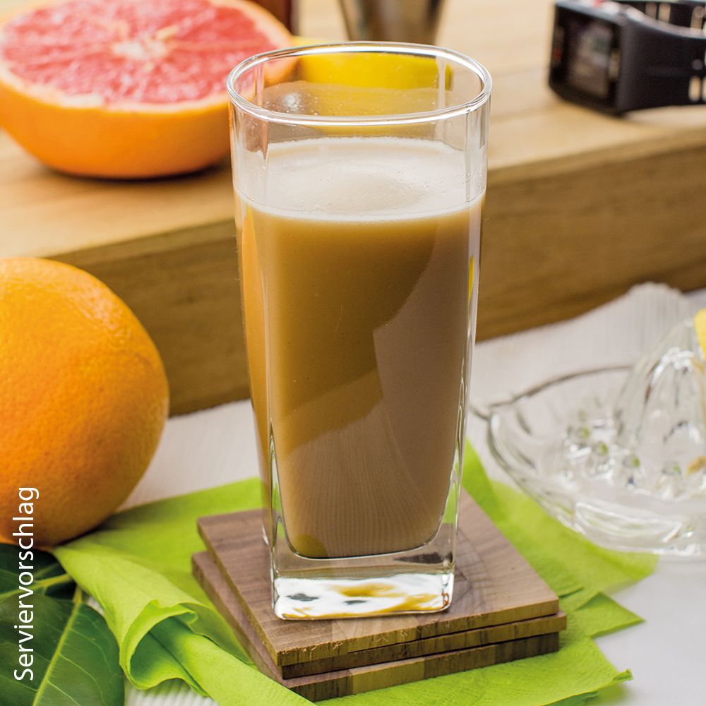 Ein Glas braunes Getränk steht auf Holzuntersetzern, daneben Orangen und Grapefruit.