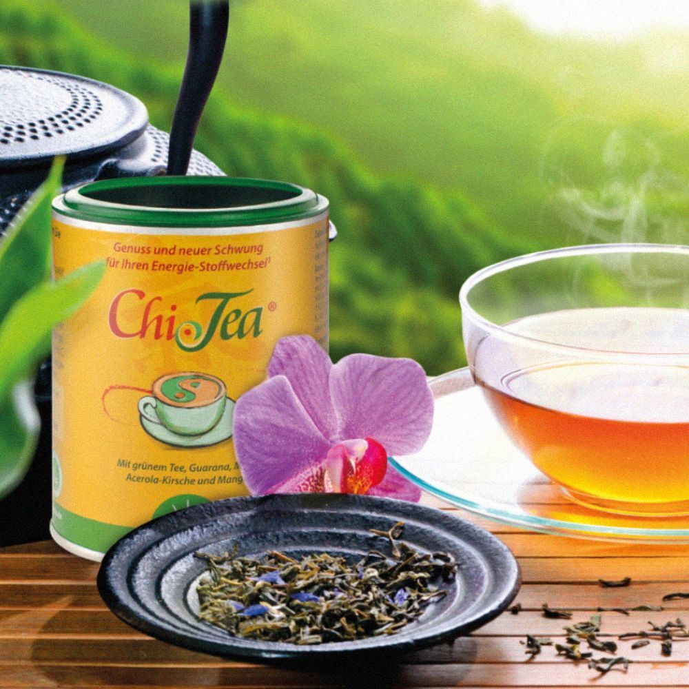 Dose Chi-Tea, Teeblätter, Teetasse und Orchidee. Aufschrift: Chi-Tea, Dr. Jacob's. Teezubereitung.