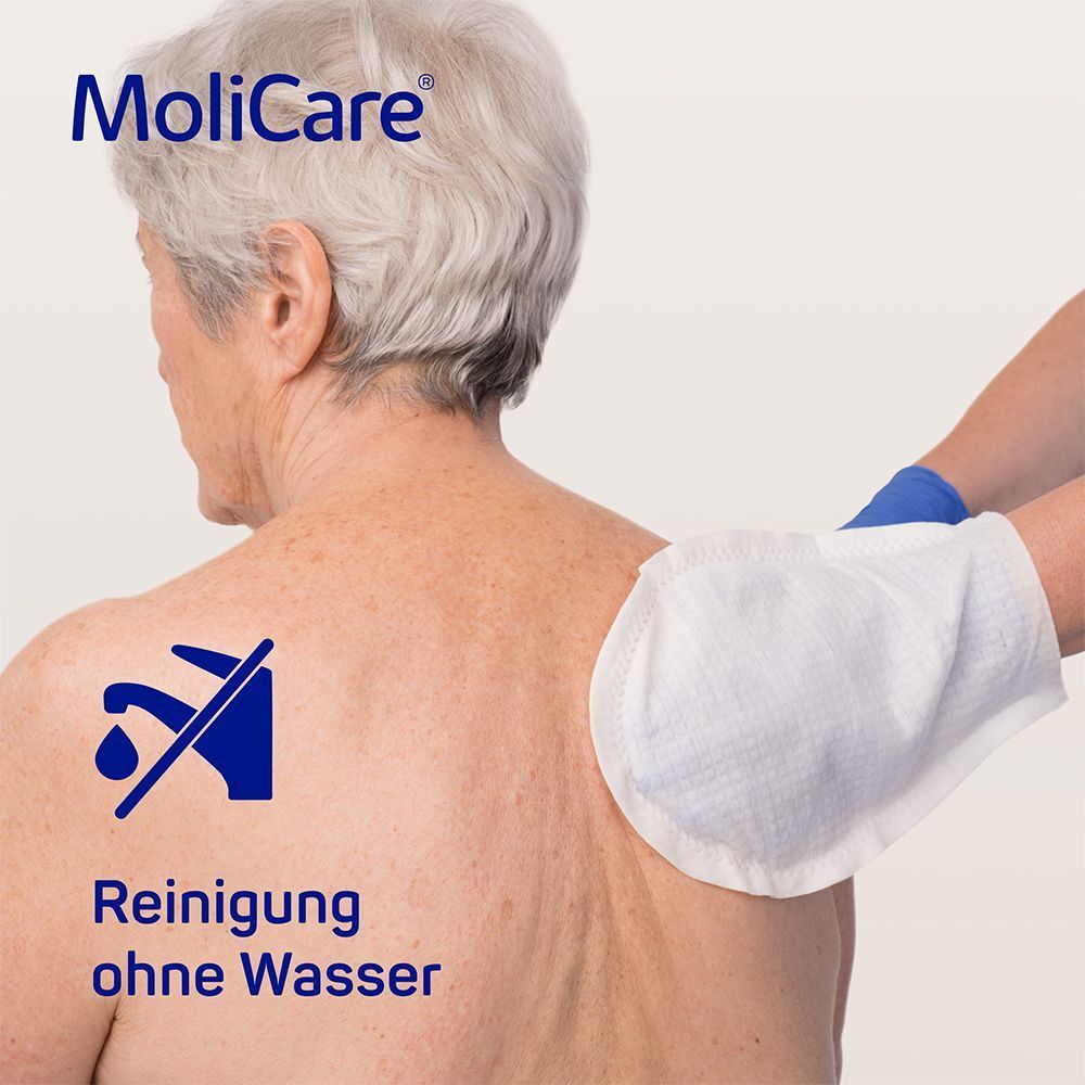 Person reinigt mit einem weißen Waschhandschuh den Rücken einer älteren Person. Auf dem Waschhandschuh ist ein Symbol für "Reinigung ohne Wasser" abgebildet.