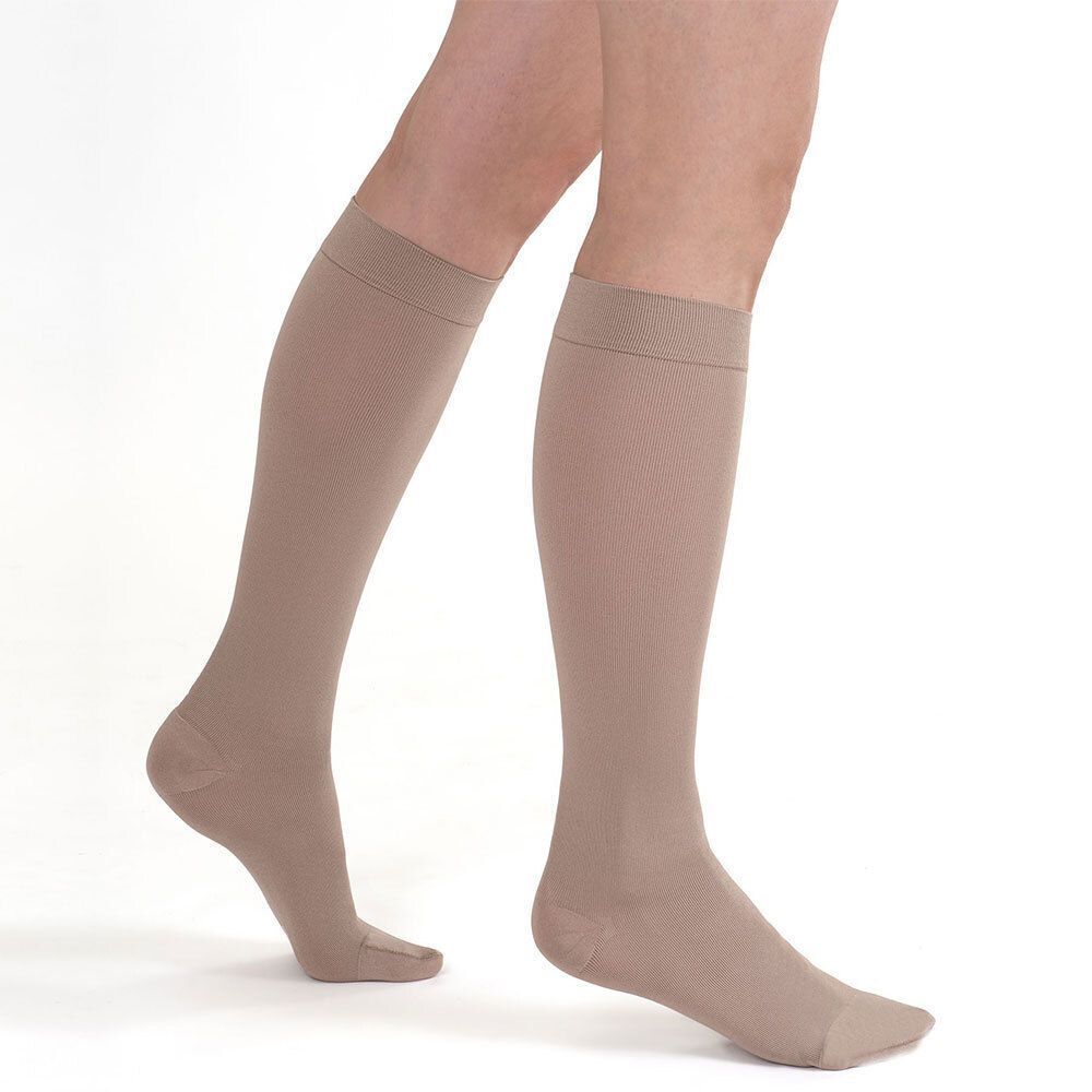 Person trägt beige SKYSOCKS Classic 70den AD. Kniestrümpfe. Füße und Beine sind sichtbar. Der Stoff ist glatt.