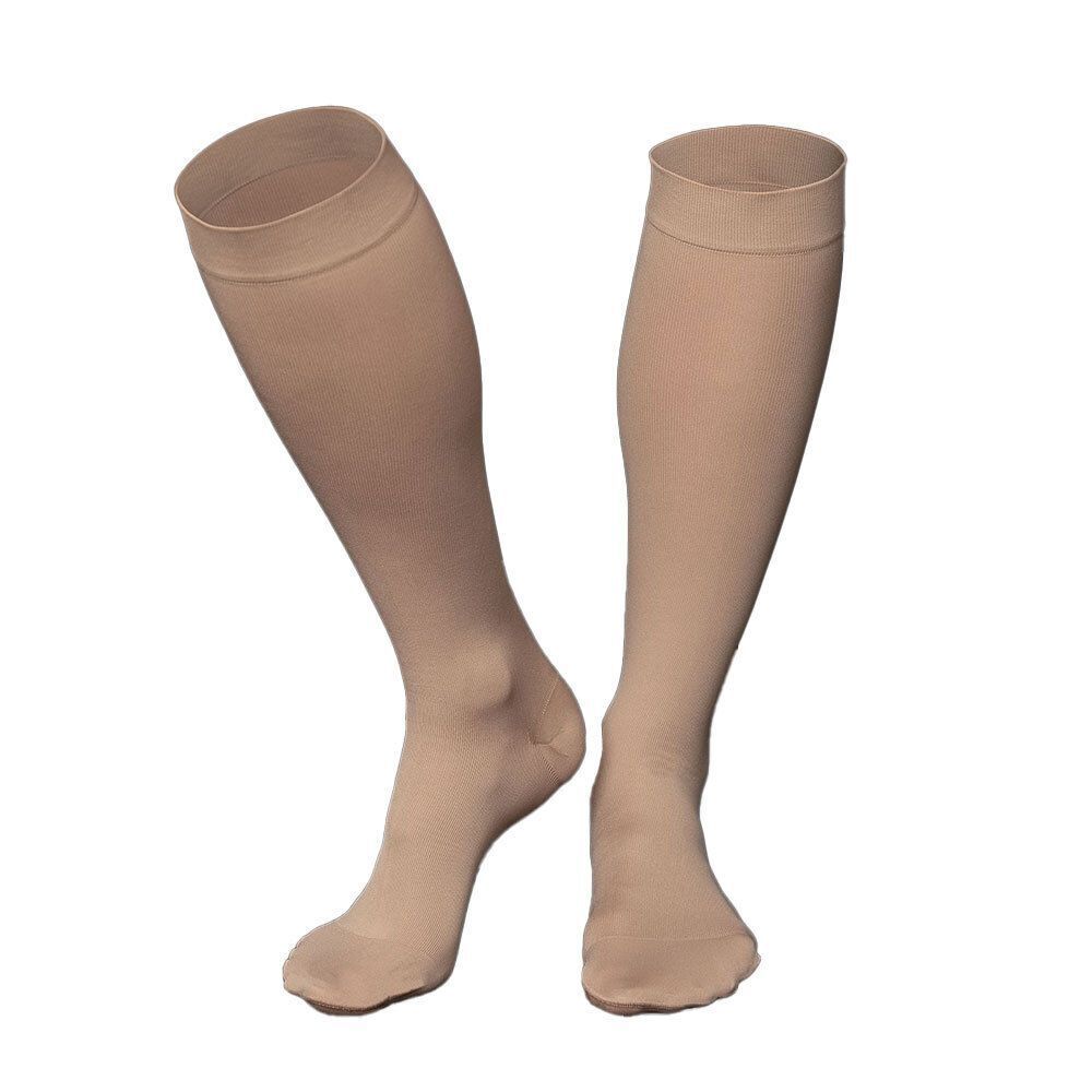 Zwei beige SKYSOCKS Classic 70den AD Kniestrümpfe. Die Strümpfe sind aufrecht stehend. Der Stoff ist glatt.