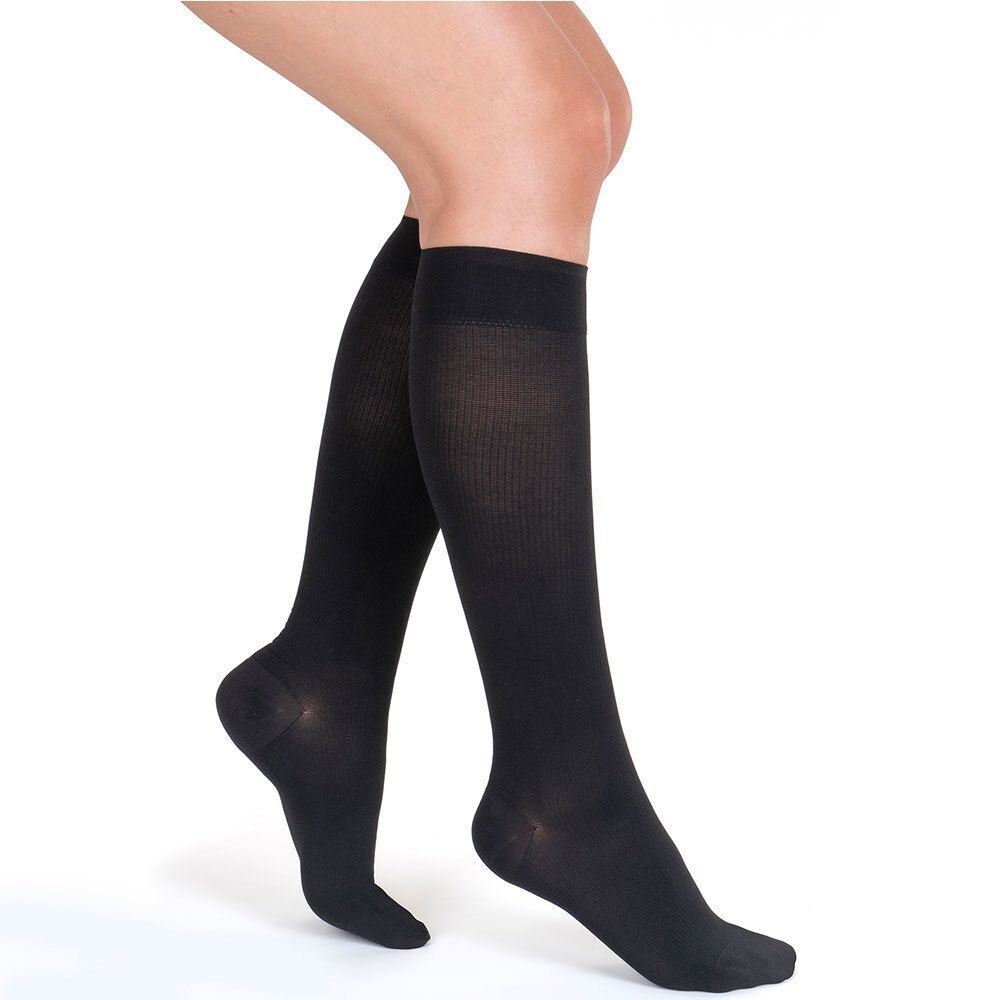 Schwarze Kompressionsstrümpfe bis zum Knie, aus feinem Rippstrick.