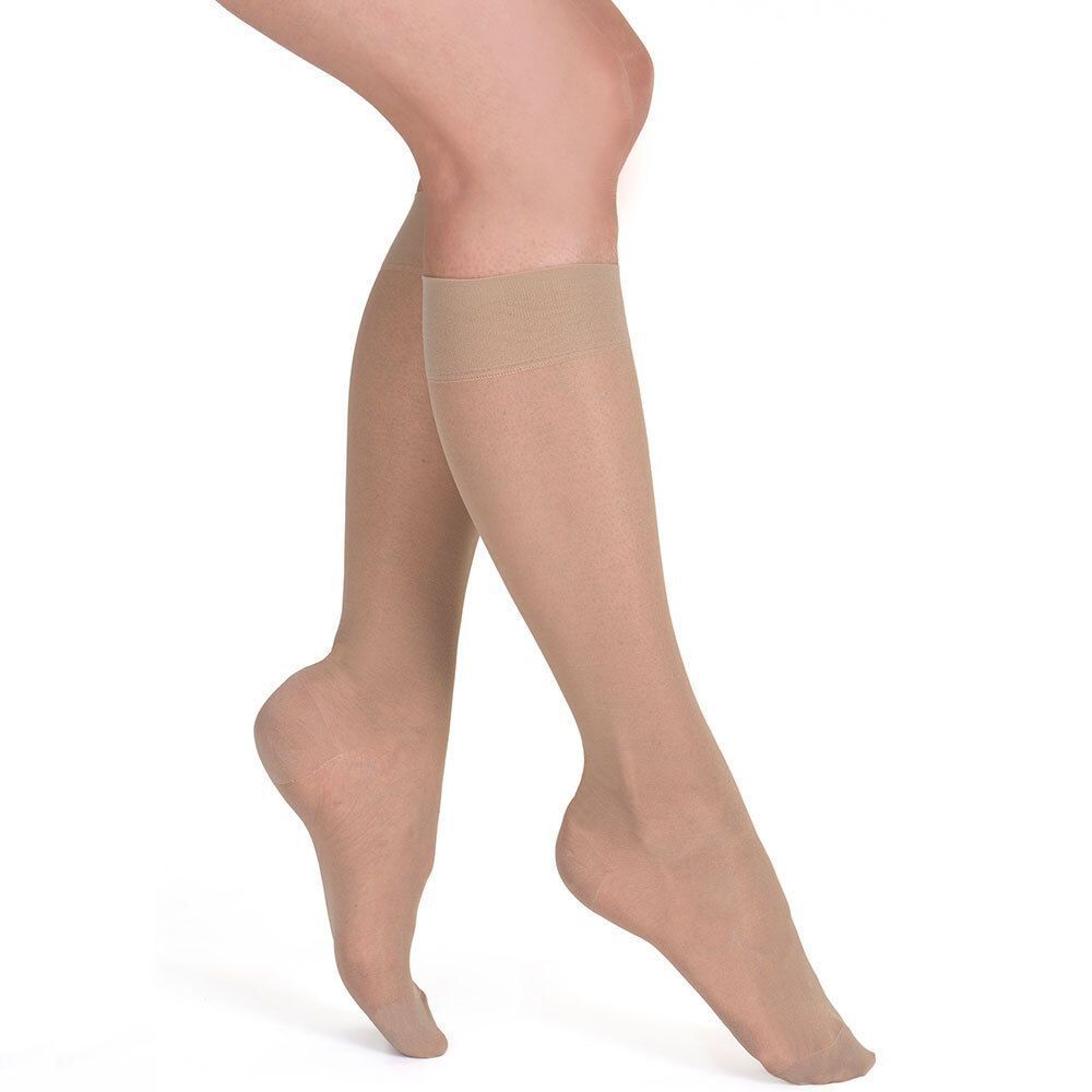 Beige Kniestrümpfe an einem Bein. Der Strumpf bedeckt den Fuß und reicht bis kurz unter das Knie.