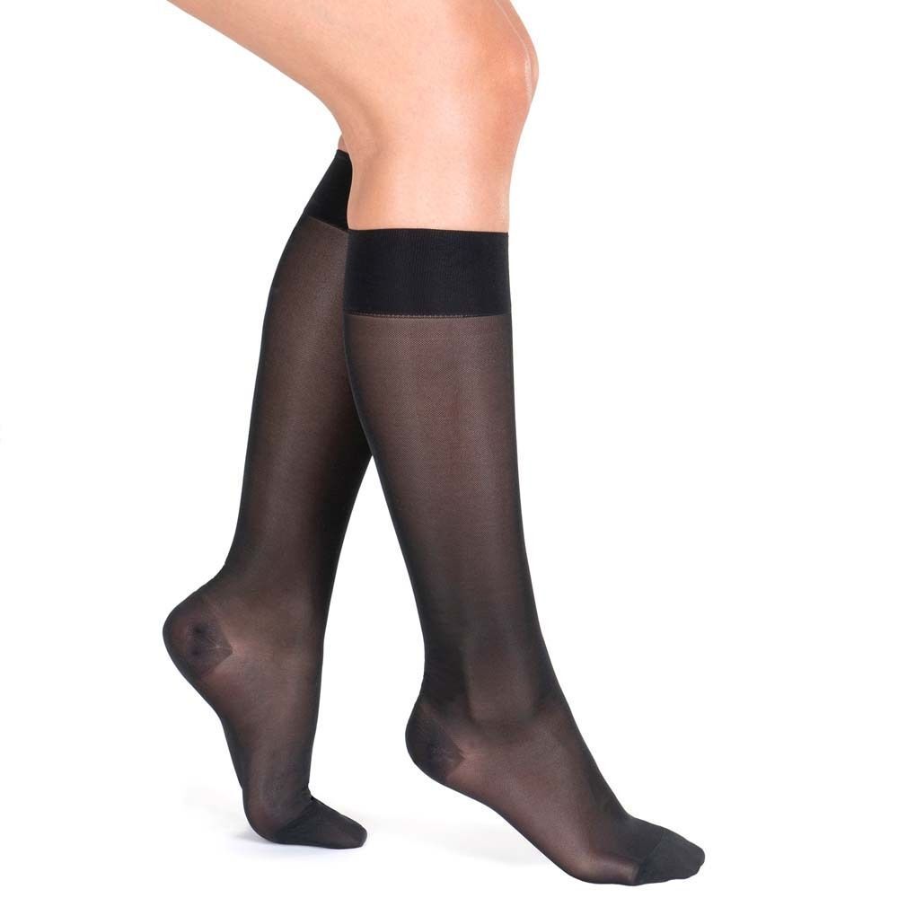 Schwarze Kniestrümpfe aus transparentem Material mit schwarzem Bund.