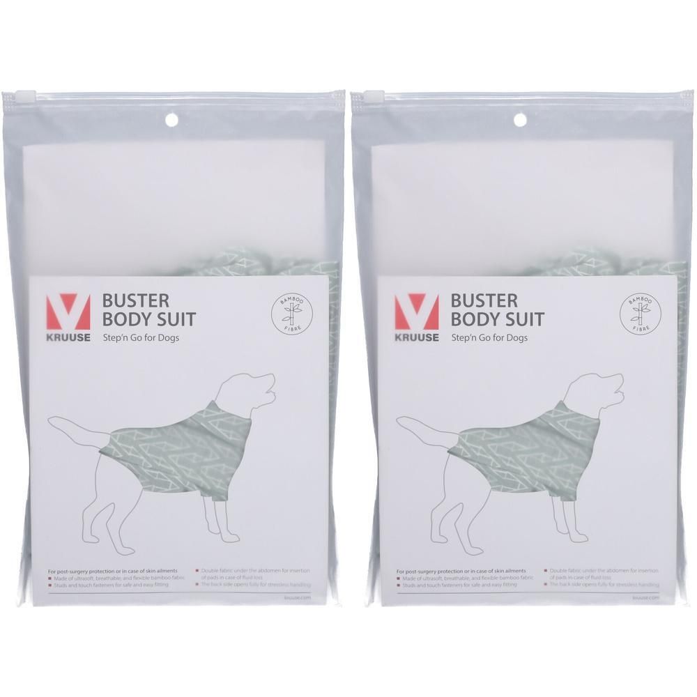 Zwei transparente Beutel mit BUSTER Body Suit. Auf der Verpackung: Logo, Produktname, Hundeabbildung. Grüne Textilware sichtbar.