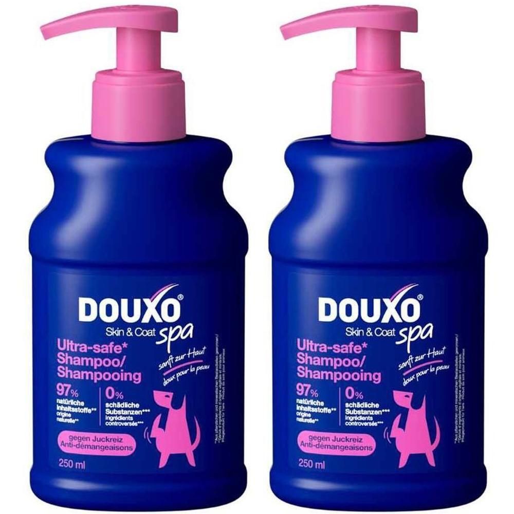 Zwei blaue DOUXO® SPA Hundeshampoo-Flaschen mit rosa Pumpköpfen. Aufschrift: Ultra-safe Shampooing gegen Juckreiz.