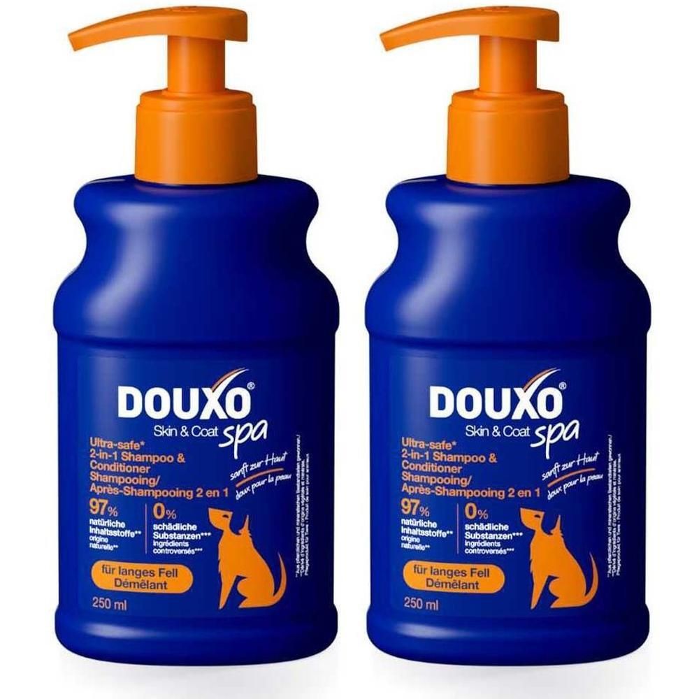 Zwei blaue Flaschen DOUXO SPA 2-in-1 Shampoo & Conditioner mit orangefarbenen Pumpaufsätzen. Text: Ultra-safe, Skin & Coat.