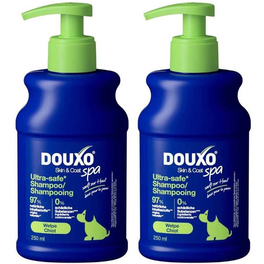 Zwei blaue Flaschen mit grünem Pumpkopf. Aufschrift DOUXO Skin & Coat spa, Ultra-safe Shampoo, 250 ml.