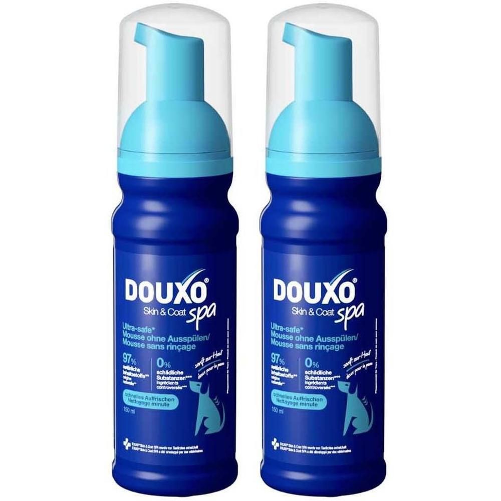 Zwei blaue Flaschen DOUXO® SPA Trockenshampoo für Hunde. Mit blauem Pumpkopf und transparentem Deckel. Produktname und Logo sichtbar.