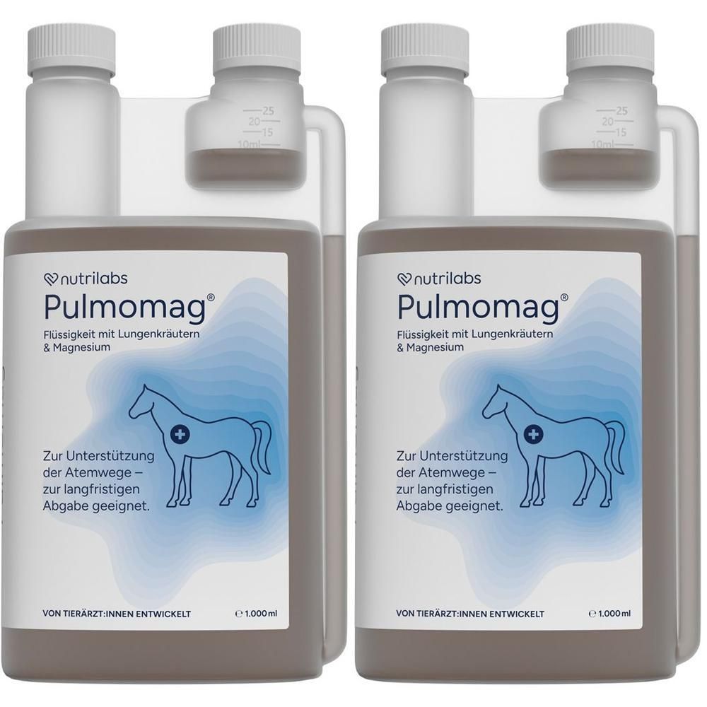 Zwei Flaschen Pulmomag. Aufschrift: Flüssigkeit mit Lungenkräutern & Magnesium. Mit Dosierkammer. Aufdruck: Zur Unterstützung der Atemwege.
