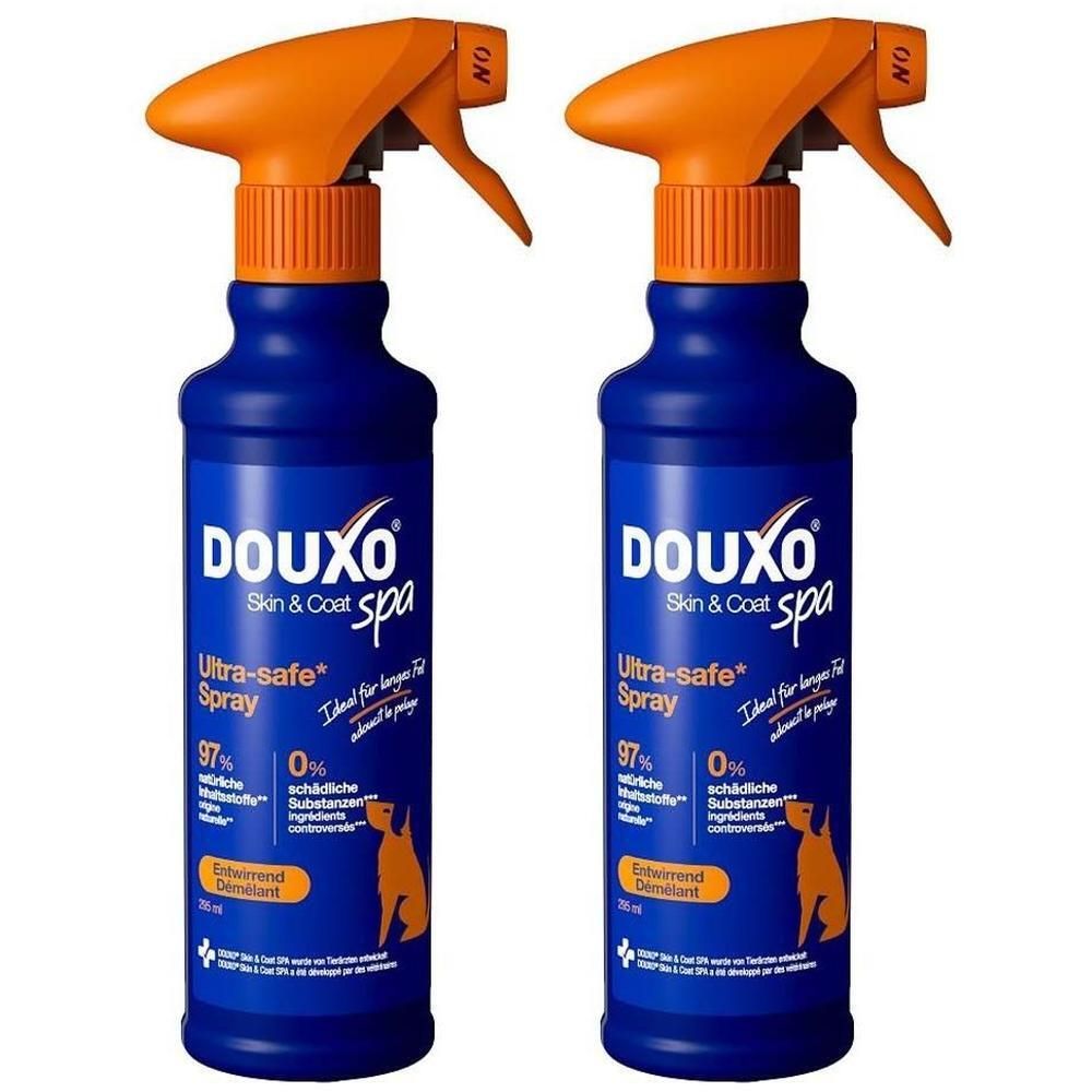 Zwei blaue Sprühflaschen mit orangefarbenen Sprühköpfen. Aufschrift: DOUXO Skin & Coat spa, Ultra-safe Spray.