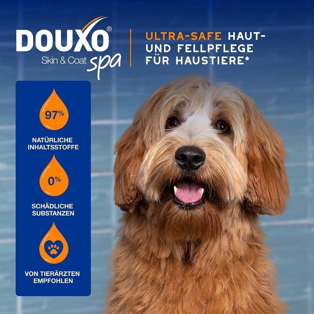 Ein Hund mit lockigem Fell. Text: DOUXO Skin & Coat spa, Ultra-safe Haut- und Fellpflege für Haustiere. 97% natürliche Inhaltsstoffe.